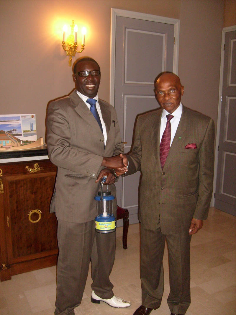  Introduces SRY-101 to president Wade of Senegal  